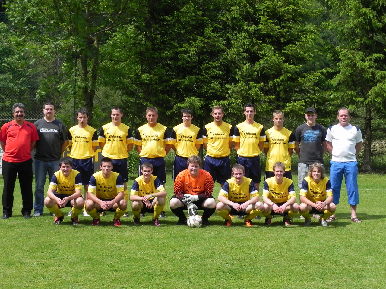 Die Reserve mit den "Ybbstal Kellerbar" Dressen